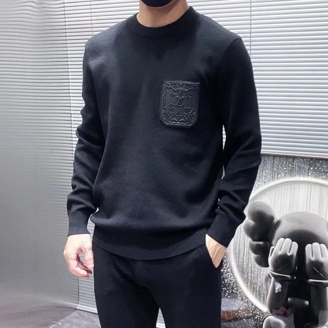 🅿️240 【LV Louis Vuitton】Autumn and winter classic round neck pullover sweater, in full condition! ! ! Wool blended fabric, the latest model in 2025, golden ratio! ! Slim-fitting soft gold, versatile and practical item, the combination and practicality are extremely powerful, simple and elegant, and classy! To create your own style, it is highly recommended to buy it in two colors. The standard slim fit tailoring process is suitable for both young and old men. It is knitted from wool and will not cause any discomfort! While keeping warm, it is stylish, textured and wearable, and the classic logo with contrasting colors on the chest feels in place! ! Recommended for regular customers! ! Size M-3XL (maximum wear: 190 pounds)